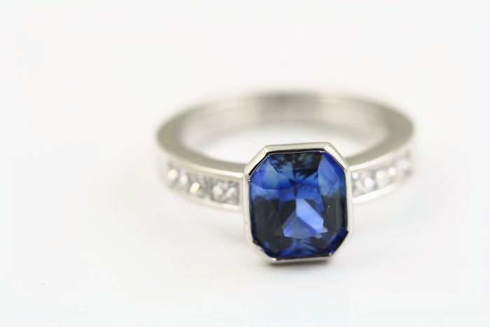 Sapphire and diamond ring: a blue Sapphire with diamonds in 18 karat white gold