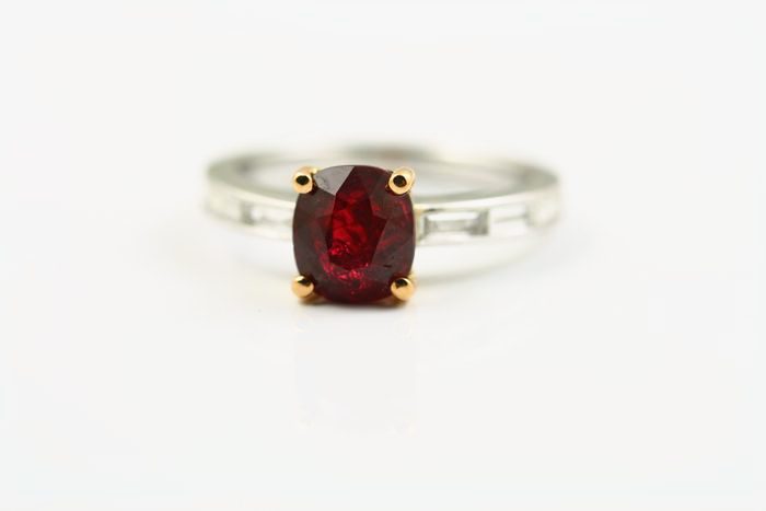 Ruby and diamond ring: a Ruby with diamonds in 18 karat white gold