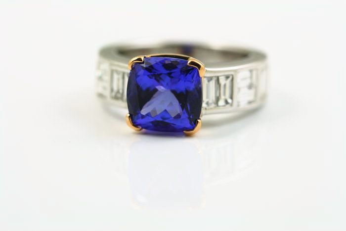 Tanzanite and diamond ring: a Tanzanite with diamonds in 18 karat white gold