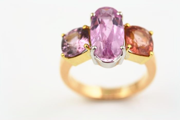 Sapphire three-stone ring: a pink Sapphire with Tourmalines in 18 karat rose gold