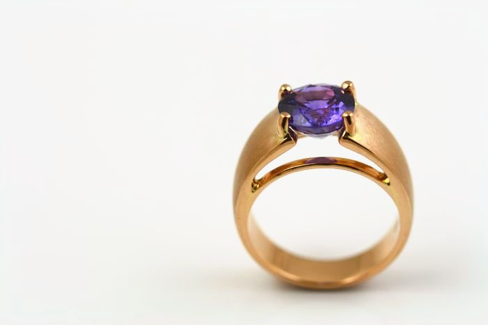 Tanzanite ring: a Tanzanite set in 18 karat yellow gold