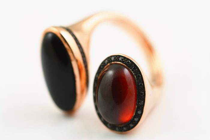 Garnet open ring: a Garnet with Onyx in 18 karat rose gold