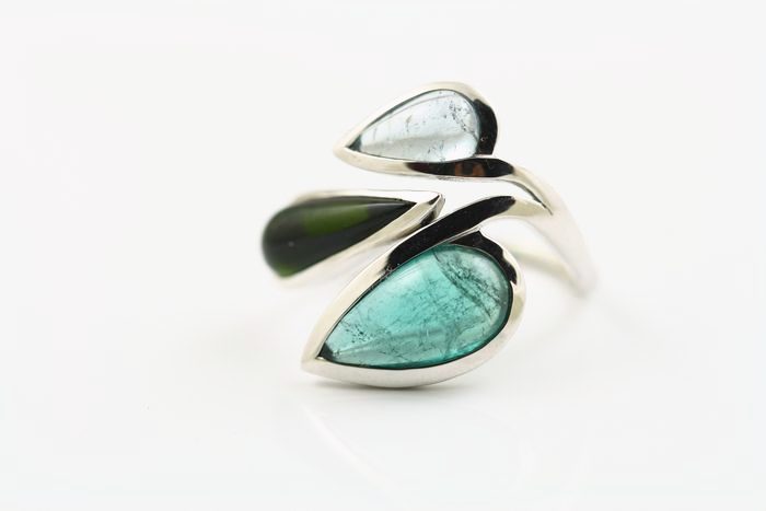 Tourmaline leaf ring: green Tourmalines set in 18 karat white gold