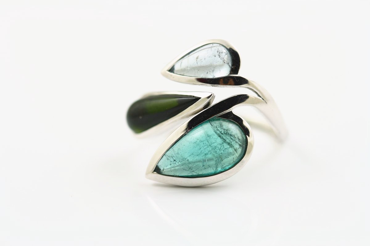 Tourmaline leaf ring: green Tourmalines set in 18 karat white gold