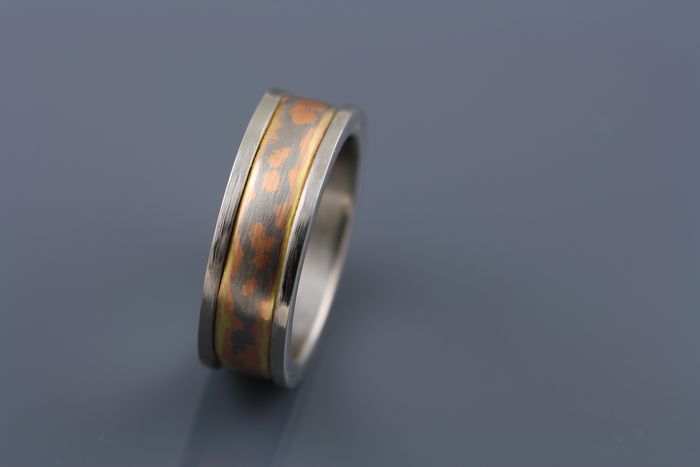 Wood-grain band: Mokume Gane band made from 18 karat white gold, rose gold and yellow gold with plain 18 karat white gold on the edges
