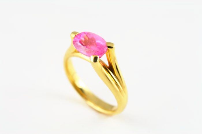 Tourmaline oval ring: a pink Tourmaline set in 18 karat yellow gold