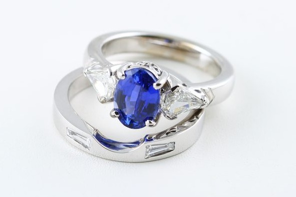 Sapphire and diamond ring: a blue Sapphire with diamonds in 18 karat white gold