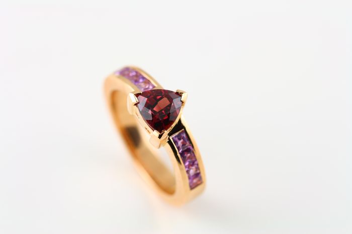 Garnet and Spinel ring: a Garnet with Spinels in 18 karat rose gold