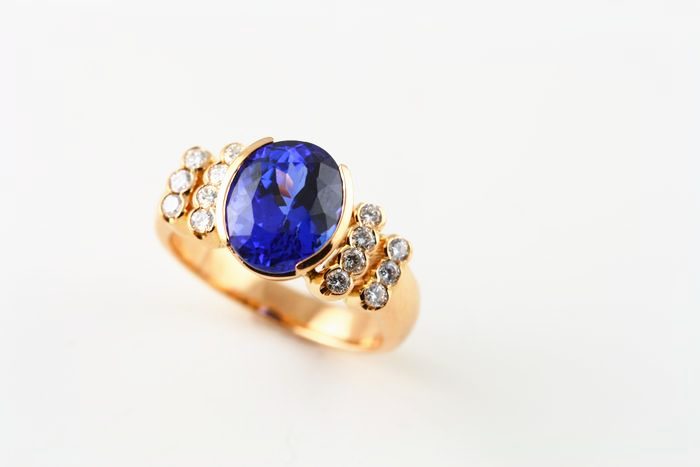 Tanzanite and diamond ring: a Tanzanite with diamonds in 18 karat yellow gold