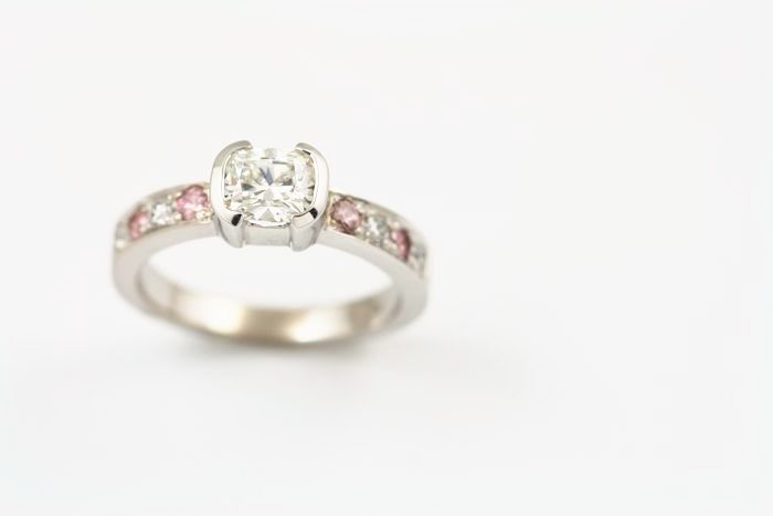 Diamond solitaire: a diamond with pink diamonds in 18 karat white gold