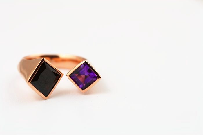 Onyx open ring: an Onyx with Amethyst in 18 karat rose gold