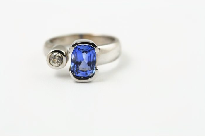 Sapphire and diamond ring: a blue Sapphire with a diamond in 18 karat white gold