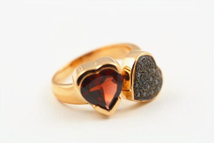 Garnet heart ring: a Garnet with black diamonds in 18 karat rose gold, the diamonds set in black rhodium