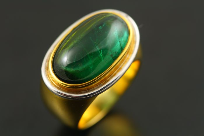 Tourmaline cabochon ring: a green Tourmaline set in 18 karat yellow gold