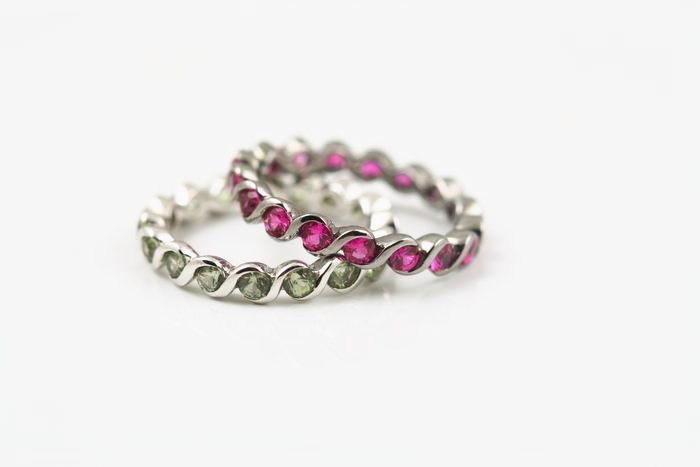 Eternity pair: Rhodolite Garnets and green Amethysts set in 18 karat white gold, the Rhodolite Garnet ring plated in black rhodium