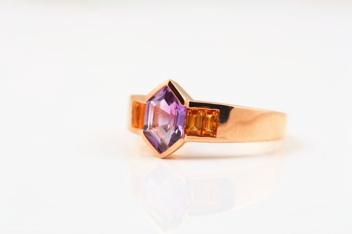 Amethyst ring with Citrine shoulders: an Amethyst with Citrines in 18 karat rose gold