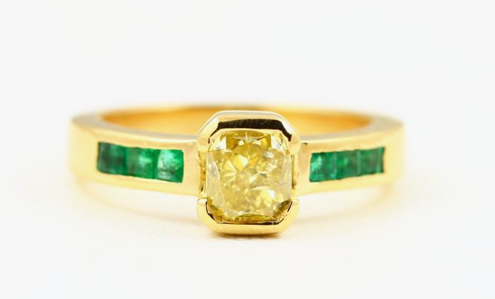 Yellow diamond ring: a yellow diamond with Emeralds in 18 karat yellow gold