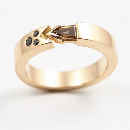 Champagne ring: a champagne diamond with black diamonds in 18 karat yellow gold