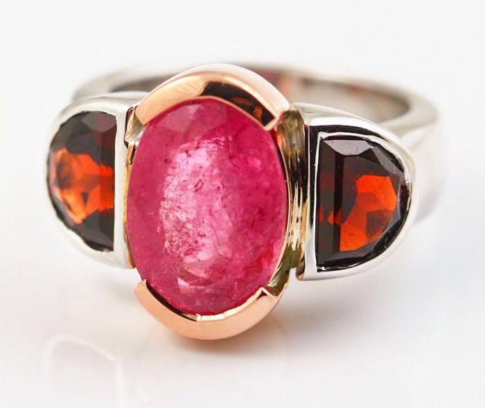 Tourmaline three-stone ring: a pink Tourmaline with Garnets in 18 karat gold