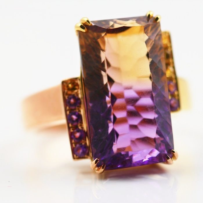 Ametrine and Amethyst ring: an Ametrine with Amethysts in 18 karat yellow gold