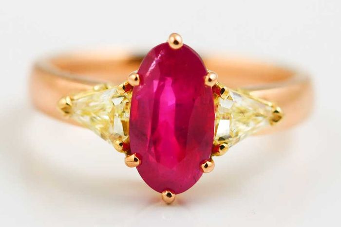 Ruby and yellow diamond ring: a Ruby with yellow diamonds in 18 karat rose gold