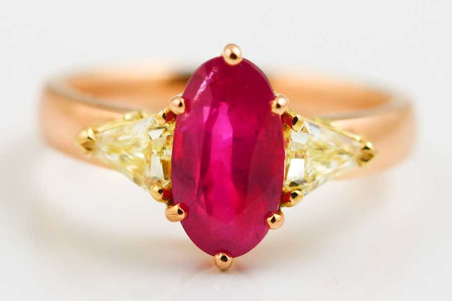 Ruby and yellow diamond ring: a Ruby with yellow diamonds in 18 karat rose gold