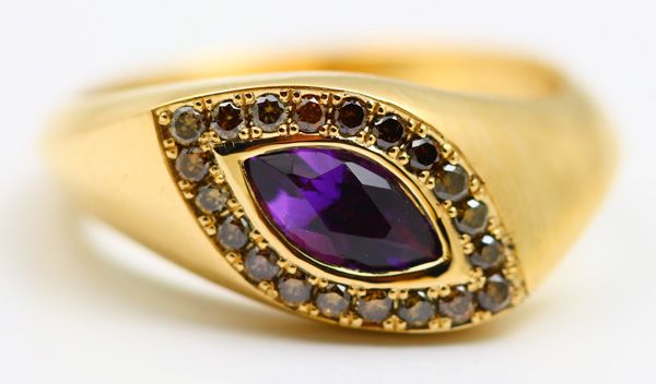 Amethyst eye ring: an Amethyst with cognac diamonds in 18 karat yellow gold