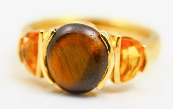 Tiger's Eye and Citrine ring: a Tiger's Eye with Citrines in 18 karat yellow gold