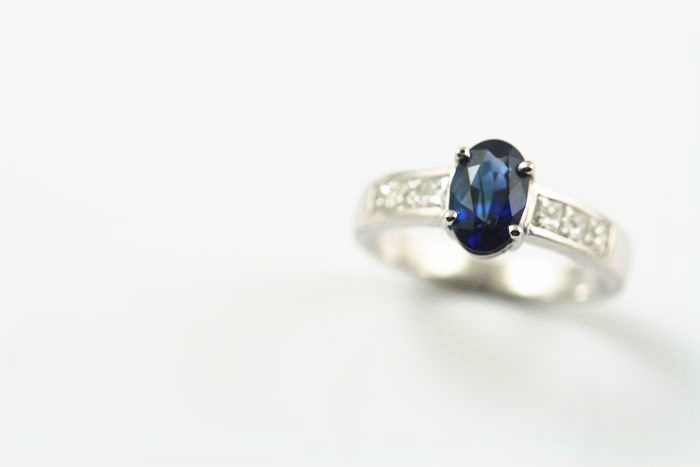 Sapphire and diamond ring: a blue Sapphire with diamonds in 18 karat white gold